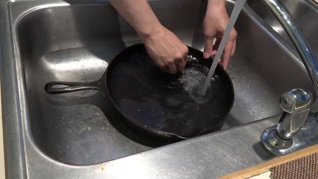 How I clean my Cast Iron Pans Griswold, Lodge, etc смотреть онлайн