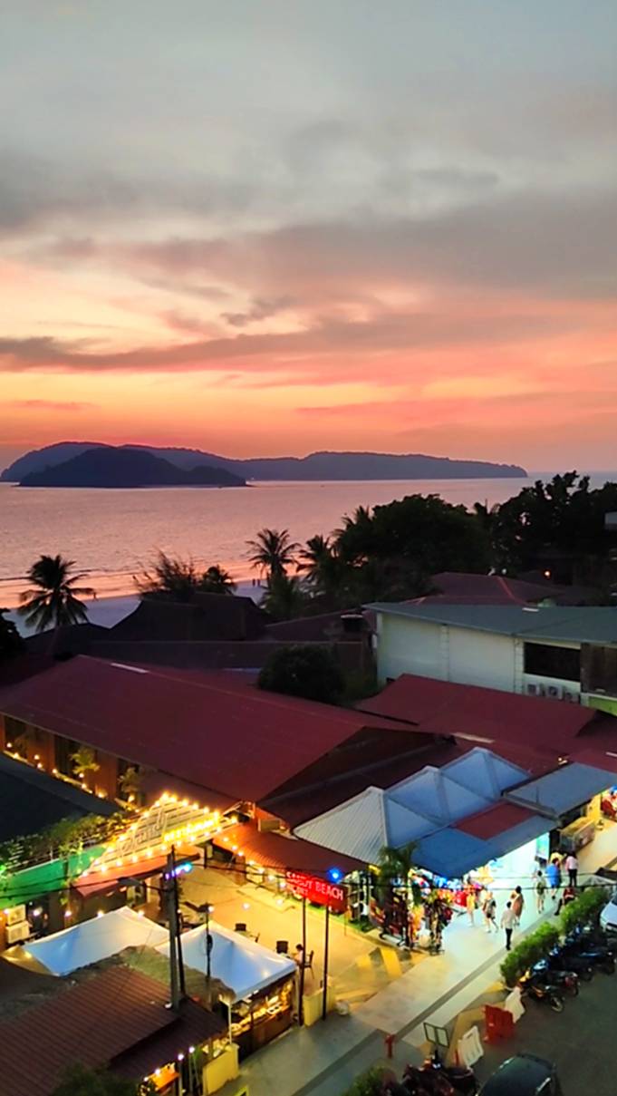 Закат на острове Лангкави пляж Ченанг Малайзия смотреть онлайн