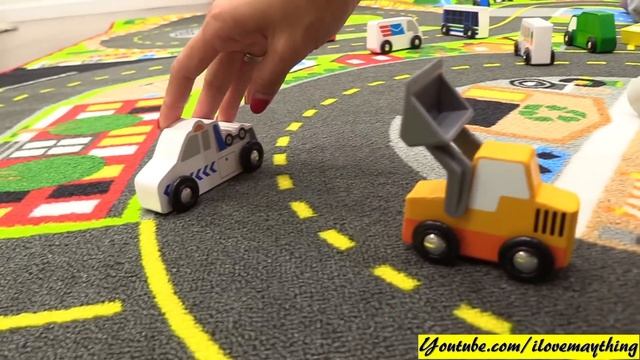 Family Toy Channel: Play Town! Children's Play Rug Playtime. Toy Cars and Toy Trucks. Wooden Toys смотреть онлайн
