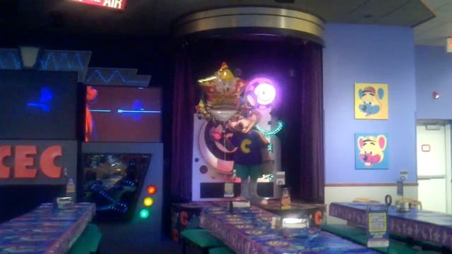 Chuck E. Cheese singing "Word Up" by Cameo смотреть онлайн