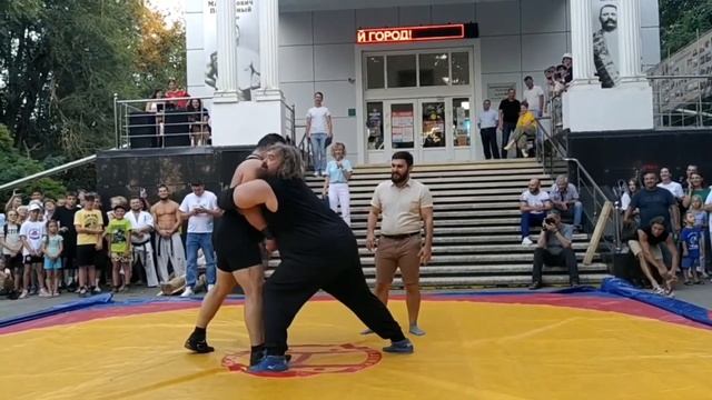 Французская борьба с желающими из публики. Дмитрий Халаджи смотреть онлайн