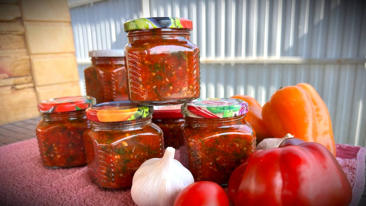 Самая Вкусная АДЖИКА на зиму из болгарского красного перца! Идеальный соус для мяса! смотреть онлайн