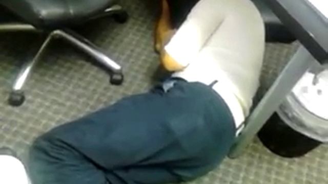 HOMELESS MAN DRUNK IN OFFICE, JERK OFF смотреть онлайн
