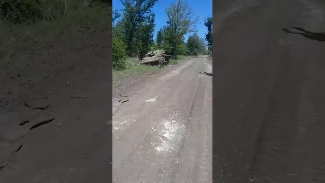 ⚡️СВО 18+ Уничтоженный (разобранный на запчасти) украинский танк Т-64БВ в районе города Угледар. смотреть онлайн