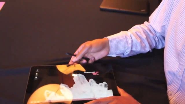 Lenovo's ThinkPad Helix @ CES 2013 смотреть онлайн