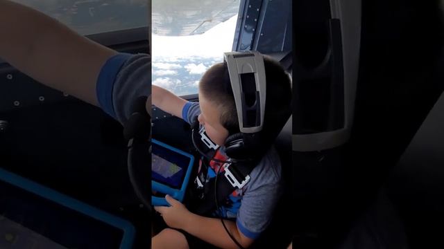 He opened the airplane window!! #aviation #airplane #flying смотреть онлайн