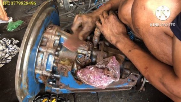 Công đoạn ghép hộp số vào động cơ