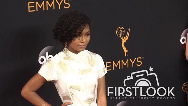 Yara Shahidi, Tony Goldwyn arriving at the 2016 EMMY Awards смотреть онлайн