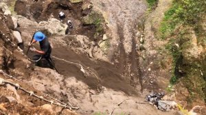 Строительство, шахтёры сильные ребята кидают большие камни