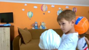 Руслан и его Мама - превратилась в МАЛЕНЬКУЮ | Скетч от Ромариков