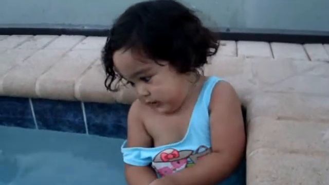 Leah E singing in the pool :) смотреть онлайн