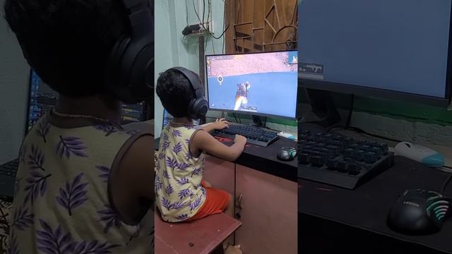 4 years old kid Playing Pubg Mobile смотреть онлайн