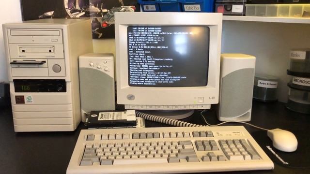 Vintage late 90s computer booting Linux смотреть онлайн