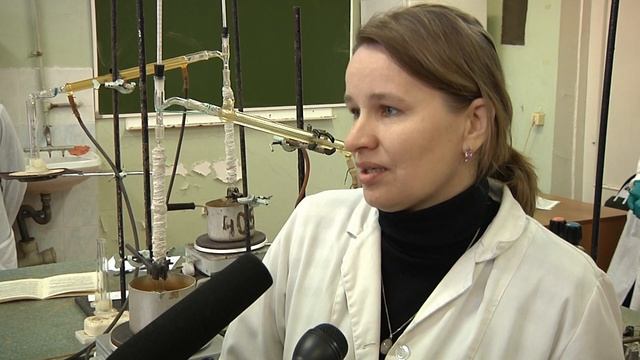 Школьники провели опыты в университетских... смотреть онлайн