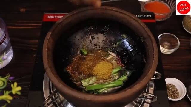 තරු පහේ හෝටල් වල හදන මාළු කරිය අපි ගෙදර හදමු| hotel style fish curry💓M.R KITCHEN💓 смотреть онлайн