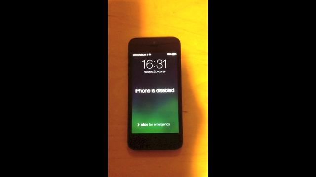 iPhone IOS 7.0.2 Lock Screen Security Bug смотреть онлайн