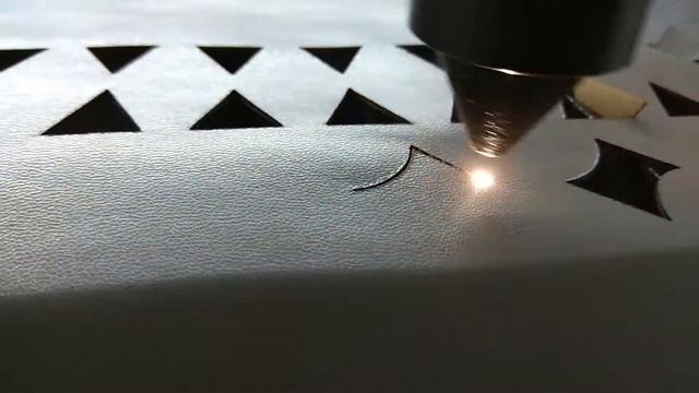 Лазартис - Видео лазерной резки тонкой кожи смотреть онлайн