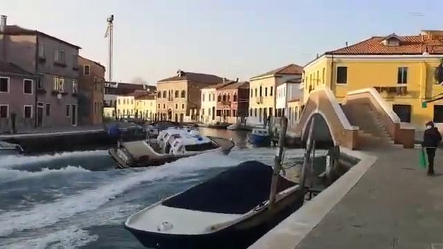 Inseguimento a Murano: barchino vola in centro per sfuggire ai carabinieri смотреть онлайн