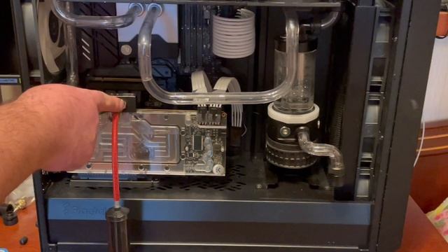 Слив жидкости из контура системы водяного охлаждения компьютера с помощью насоса смотреть онлайн