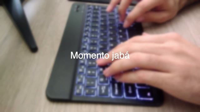 ESSE TECLADO SEM FIO BLUETOOTH COM LEDS É QUASE PERFEITO смотреть онлайн