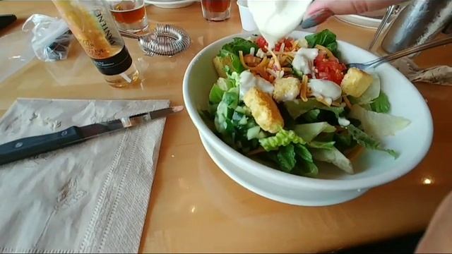 США. Ресторан "Applebee's". Второй раз едим в публичном месте за последние четыре месяца. смотреть онлайн