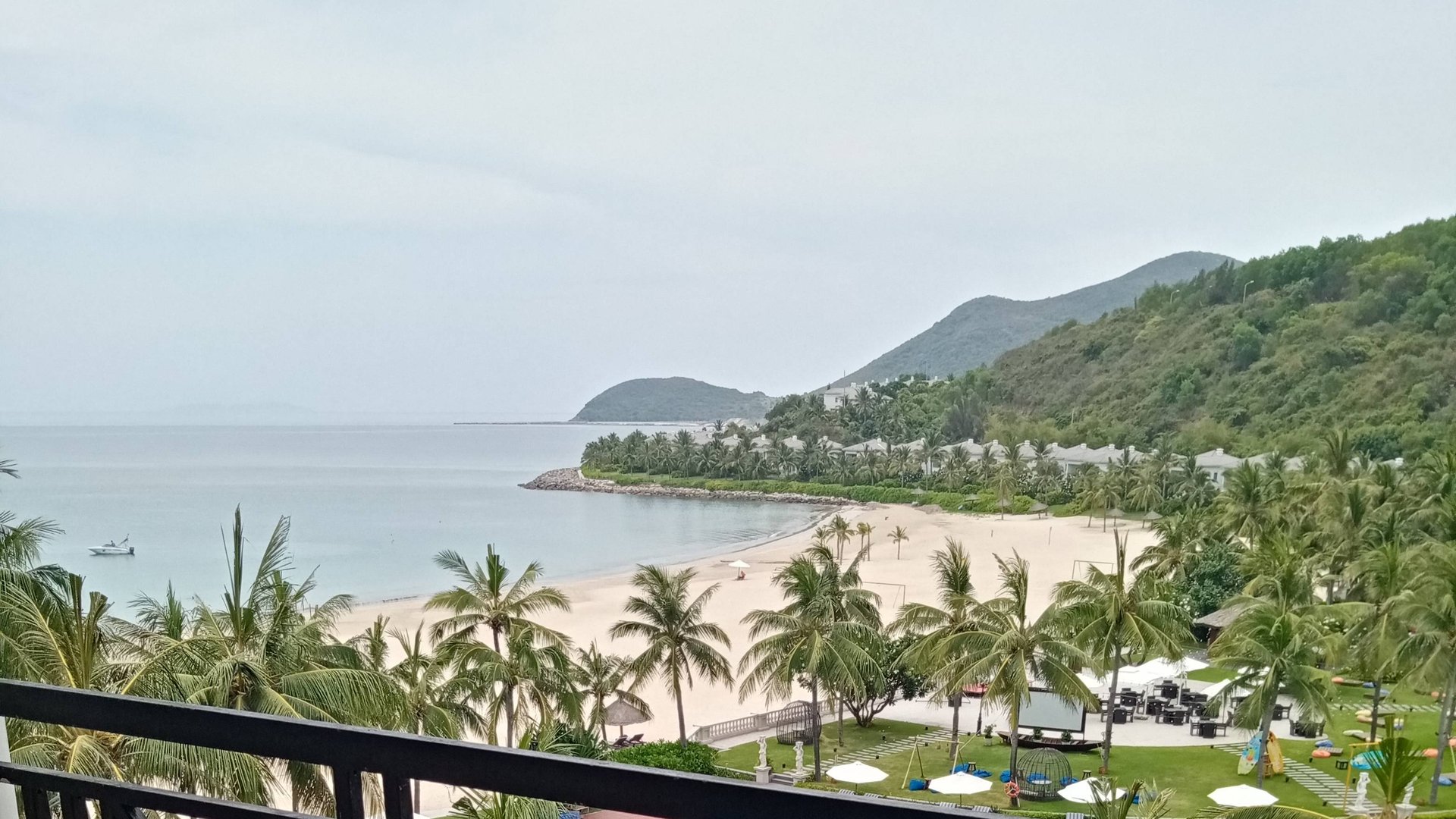 Выходим из отеля Vinpearl resort nha trang 5 на баунти - пляж смотреть онлайн