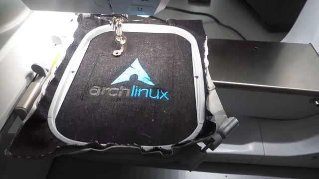 A minute of stiching the Arch Linux logo with a Bernina B770 QE смотреть онлайн