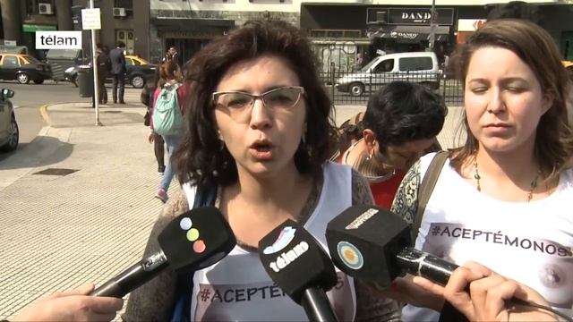 Un grupo de mujeres se desnudó para promover la tolerancia en Plaza Congreso смотреть онлайн