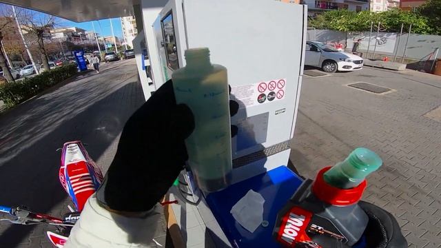 COME FARE MISCELA ALLA VOSTRA MOTO! смотреть онлайн
