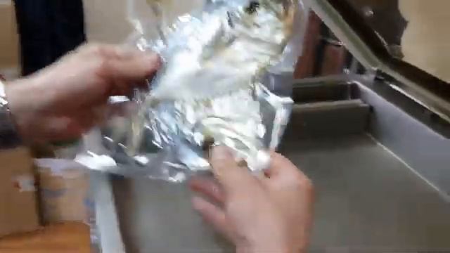 Вакуумный упаковщик - испытание. Упаковка рыбы холодного копчения смотреть онлайн