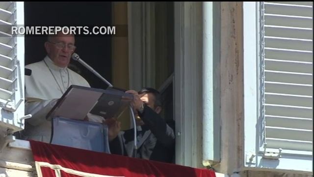 The Pope uses tablet to sign up as first pilgrim for World Youth Day in Krakow смотреть онлайн
