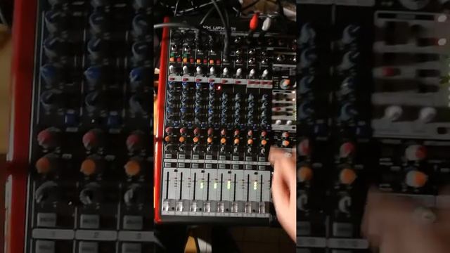 Behringer UFX1204 with linux jack audio. (Enable subtitles) смотреть онлайн
