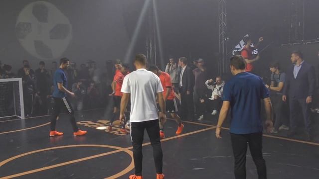 MESSI presents new TELSTAR 18 | Football Legends | Freekickerz and Freeckickrus about knuckleballs смотреть онлайн