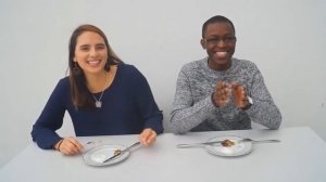 Иностранцы пробуют русскую кухню