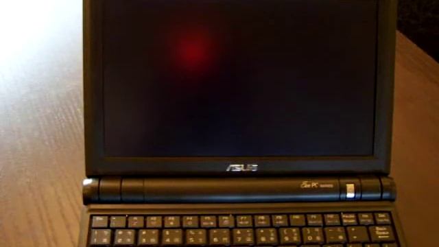 Booting EeePC900 with Linux and E17 смотреть онлайн