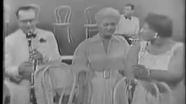 Peggy Lee, Benny Goodman & Ella Fitzgerald - The glory of love смотреть онлайн