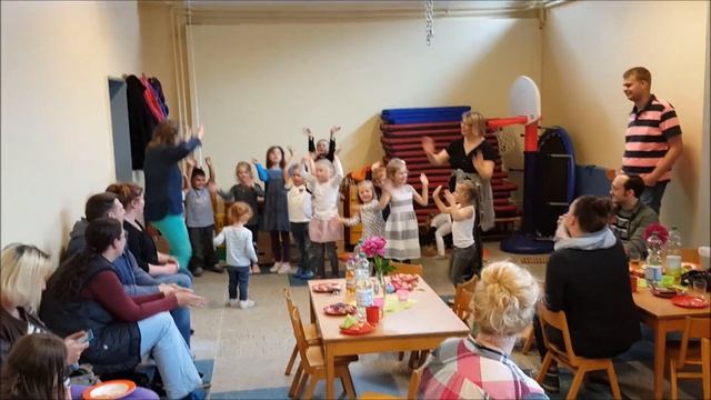 Последний день и ВЫПУСКНОЙ в КАТОЛИЧЕСКОМ ДЕТСКОМ САДИКЕ в ГЕРМАНИИ / 06.2016 смотреть онлайн