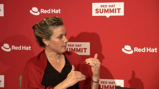 Red Hat's Vice President and General Manager Stefanie Chiras on RHEL 8 and Red Hat transforming IT смотреть онлайн