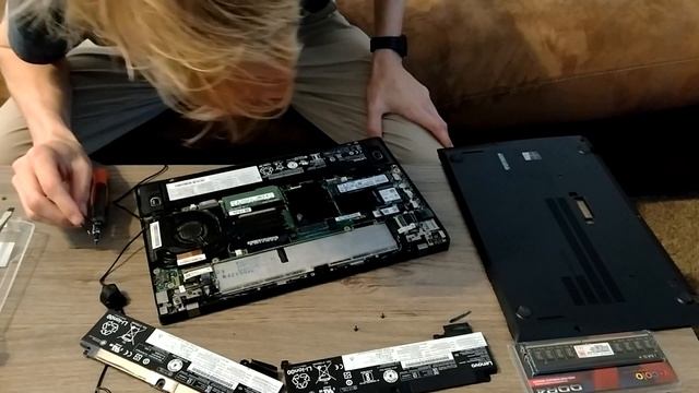 This Thinkpad Has 2 Batteries! Also I Found A Bug 😲 смотреть онлайн