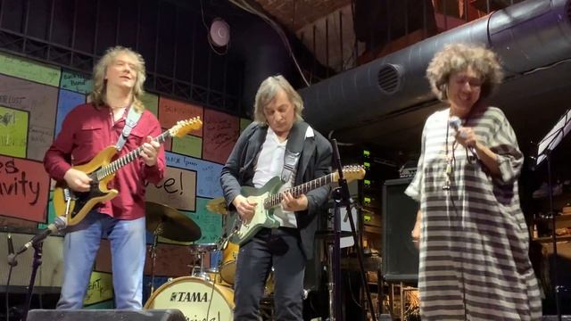 Совместное исполнение Раисы Саед - Шах, Дмитрия Лазеева и Александра Дедешко - О хорошем думай смотреть онлайн