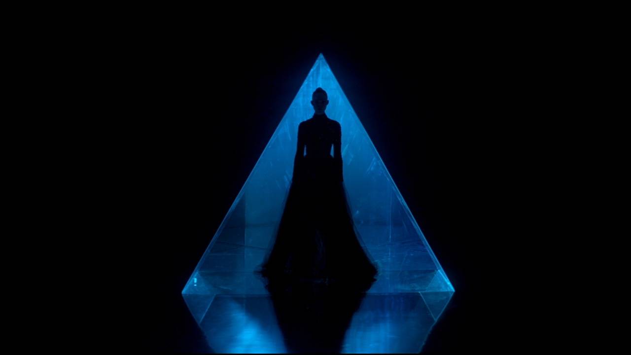 Неоновый демон. Оккультный мрак в модельном мире смотреть онлайн