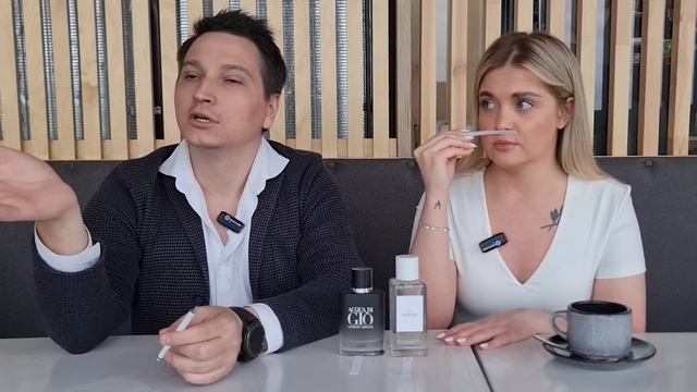 девушка оценивает ароматы