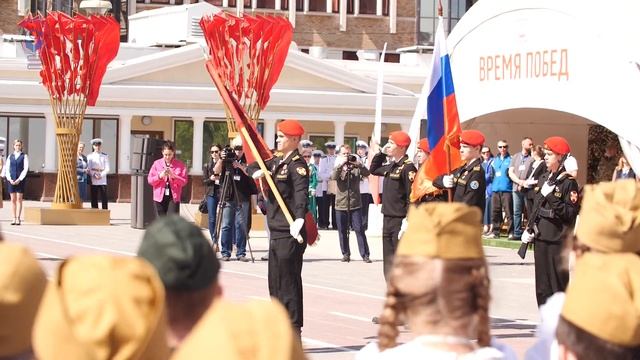 Школьный марш на площади 400-летия Тюмени смотреть онлайн