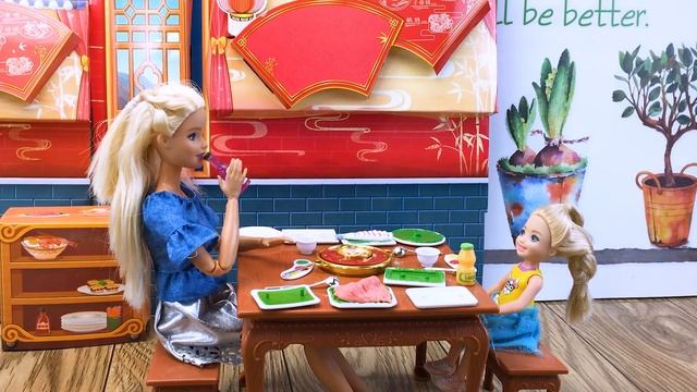 Barbie takes Kelly to eat hot pot, celebrating her good score in the exam смотреть онлайн