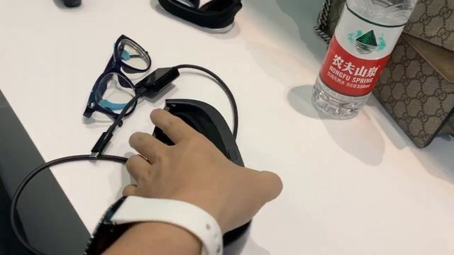 华为VR眼镜现场体验，便于随身的VR设备，比矿泉水瓶大一点 смотреть онлайн