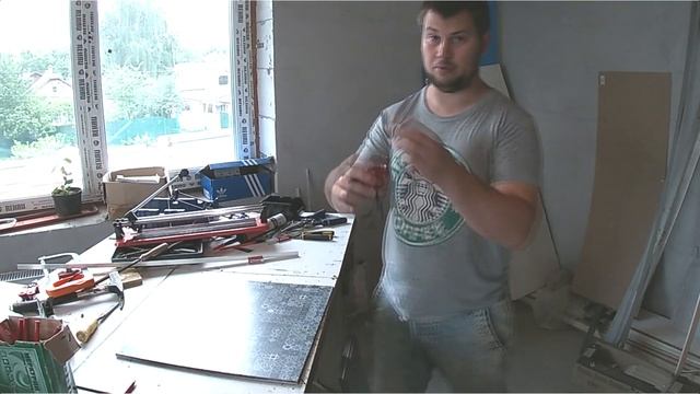 Режем плитку. Чем и как разрезать керамическую плитку. Плиткорез и болгарка в деле. смотреть онлайн