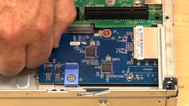 Lenovo Thinksystem SR630 installing a LOM adapter смотреть онлайн