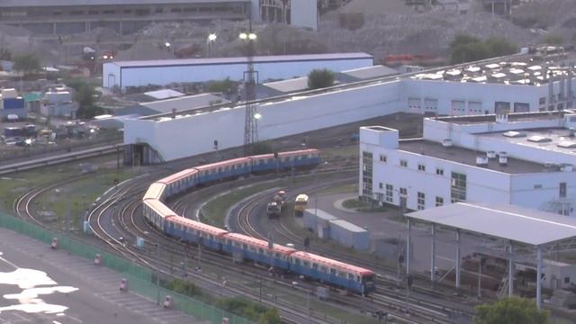 Поезд метро заезжает в депо на закате смотреть онлайн