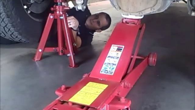 How To Use Long Chasis Air Hydraulic Service Jack And Screw Type Jack Stands to Support a Truck смотреть онлайн