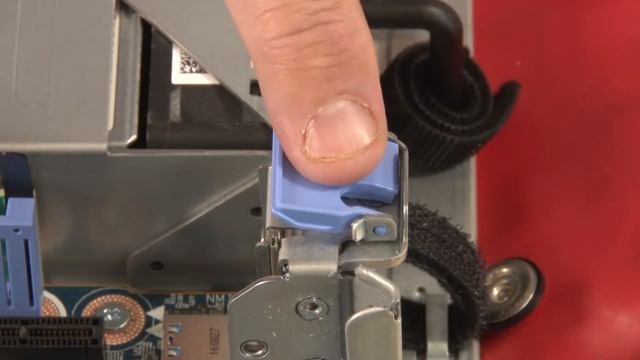 Lenovo ThinkSystem SR650 installing a serial port module смотреть онлайн